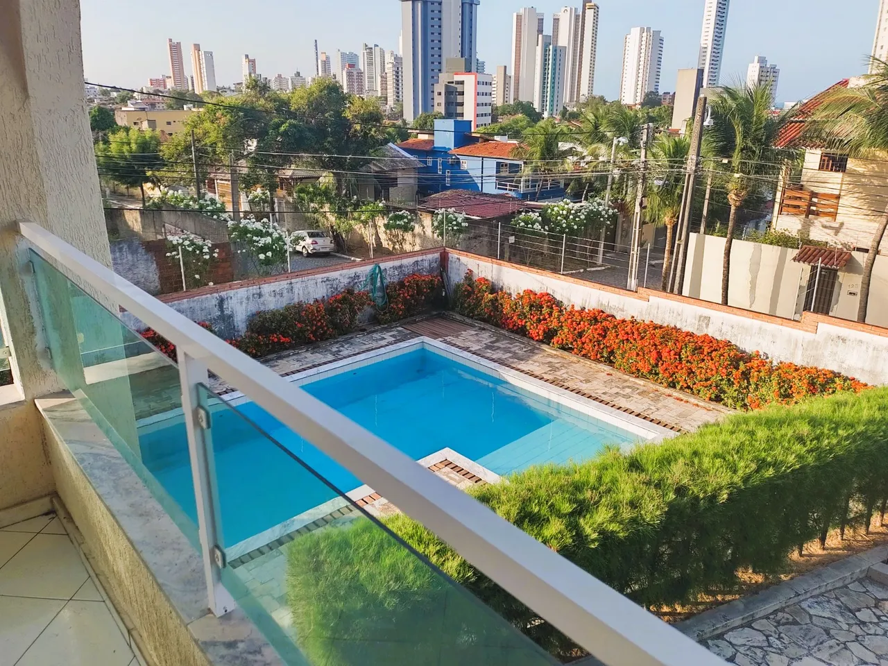 Ponta Negra: Espetacular Casa Triplex com Piscina, 900m2 de Terreno Arborizado de 900m²