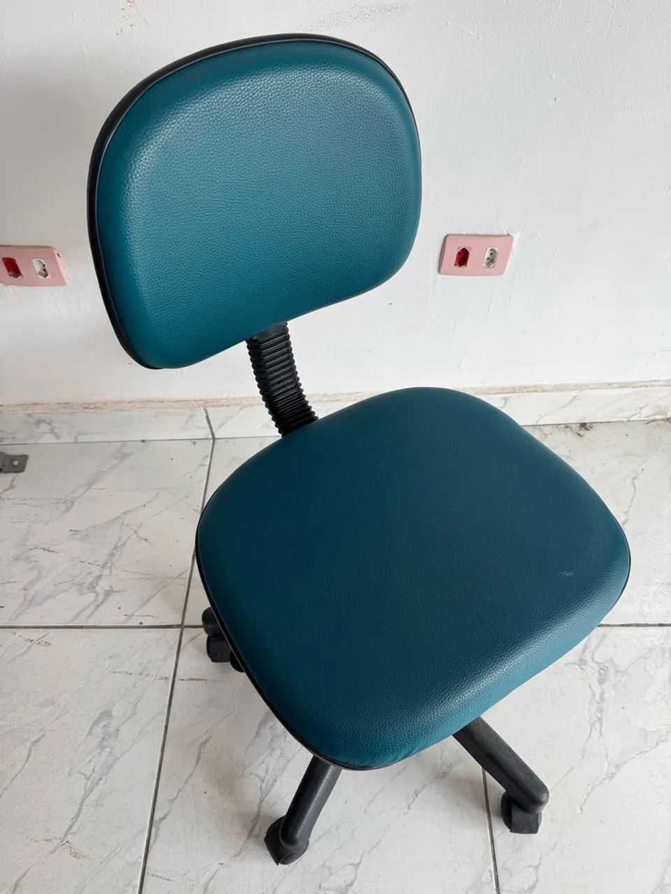Cadeira de escritório ergonômica azul turquesa