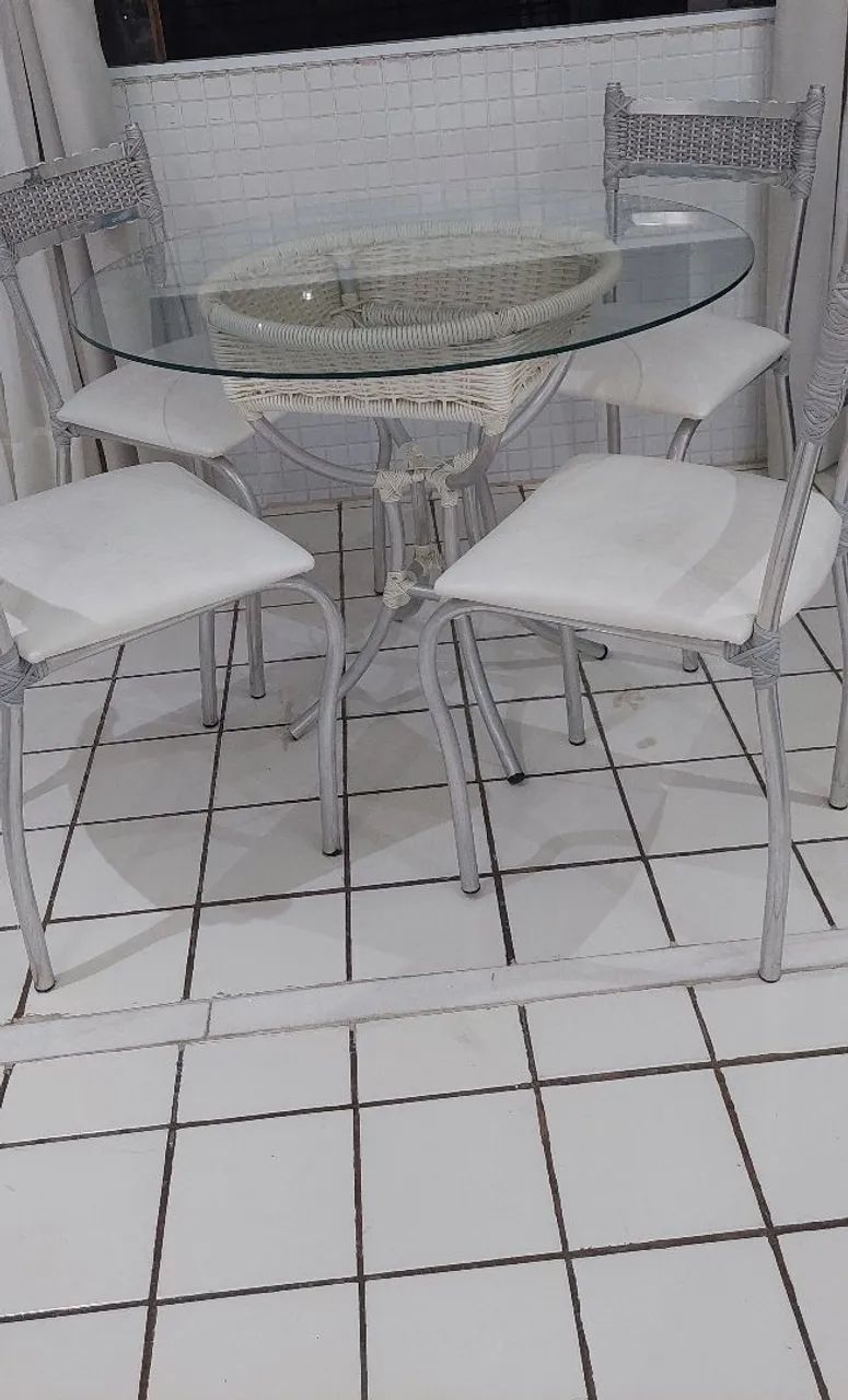 Conjunto mesa e 4 cadeiras 