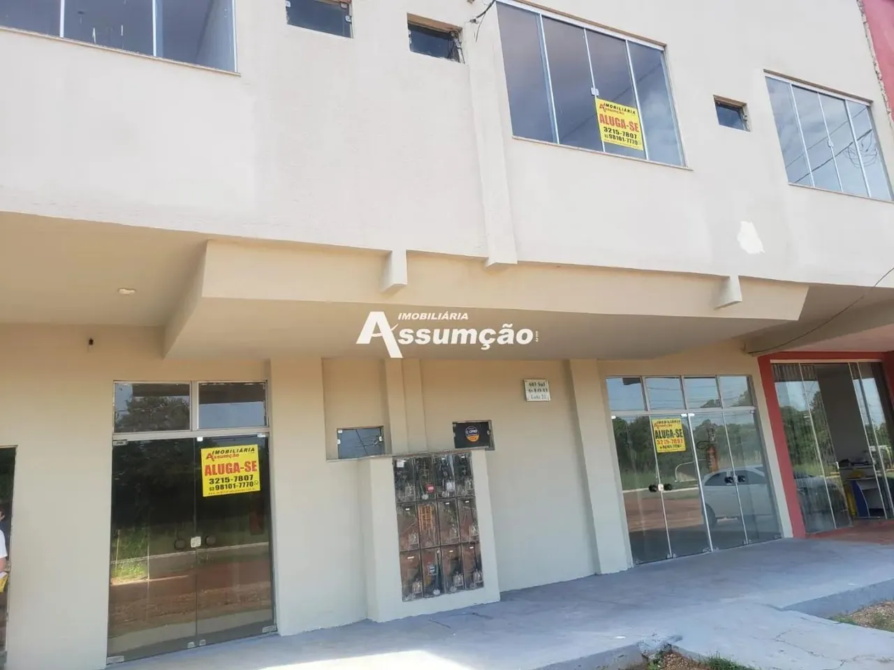 Aluga-se sala comercial na 603 sul - Piso superior - fundo para avenida