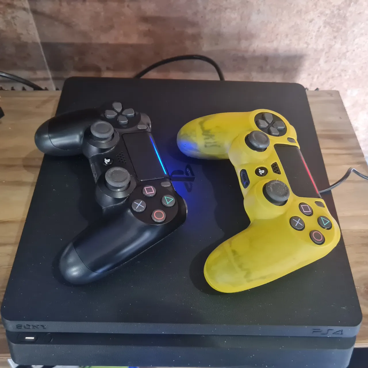 Playstation 4 Slim, 500 Gb, com dois controles
