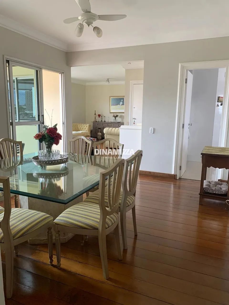 Vende-se apartamento no centro bem conservado