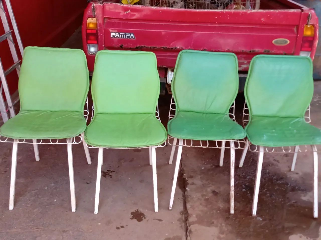 Mesa redonda com pedra de mármore branco  conservada,com 4 cadeiras em bom estado . - Foto 4