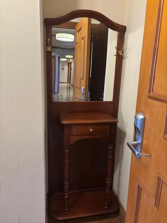 Penteadeira de madeira com espelho e prateleira - Foto 2