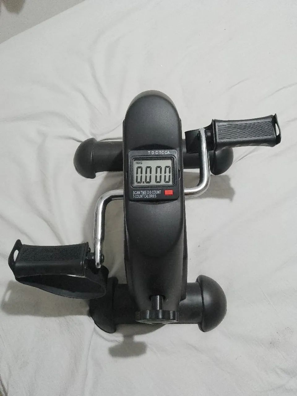 Mini bicicleta ergométrica vertical e uma máquina corta mármore 