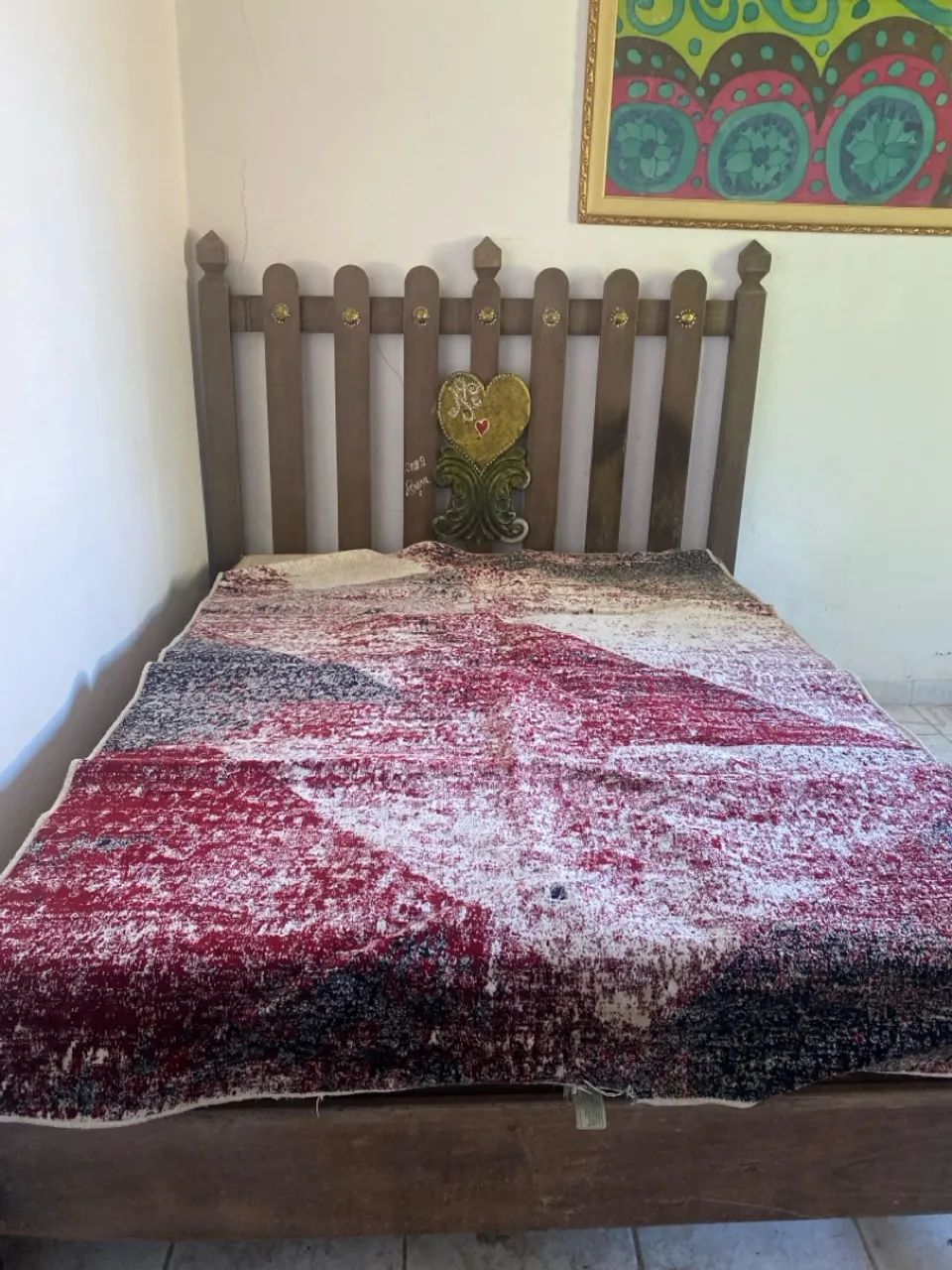Cama de madeira com cabeceira única