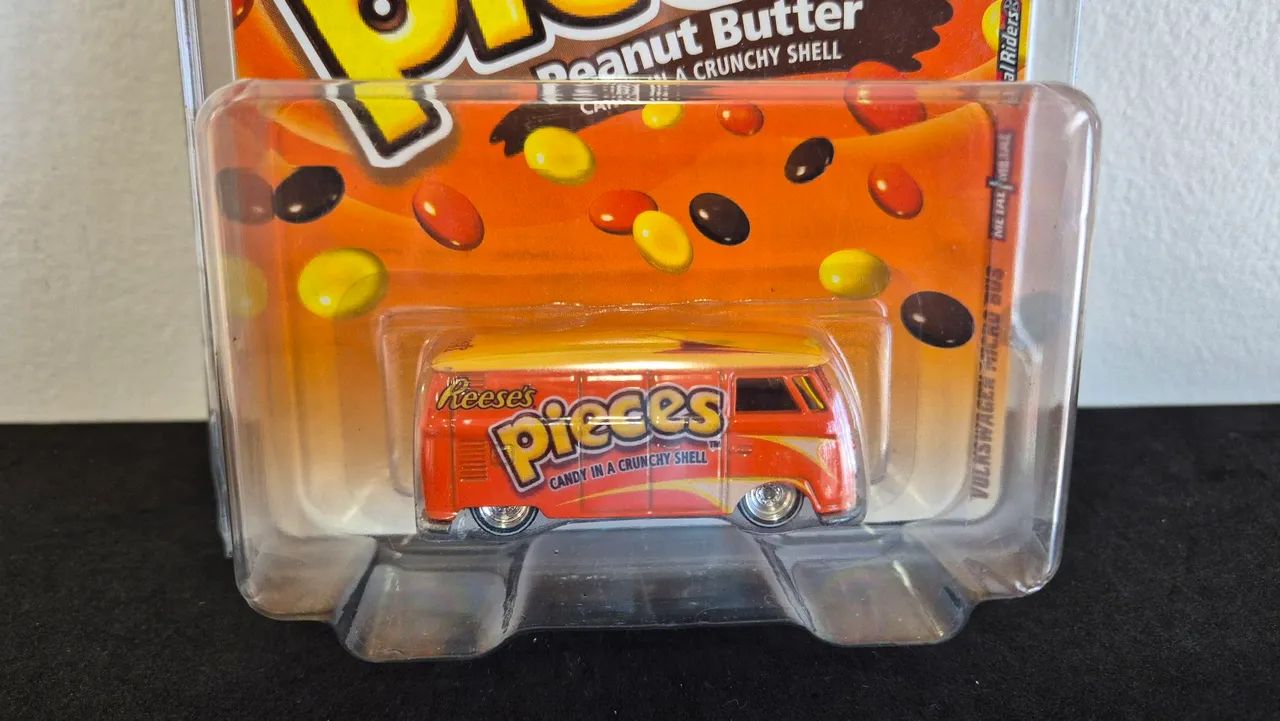 Hot Wheels Volkswagen T1  Reese's Pieces Panel Bus  - Foto 6