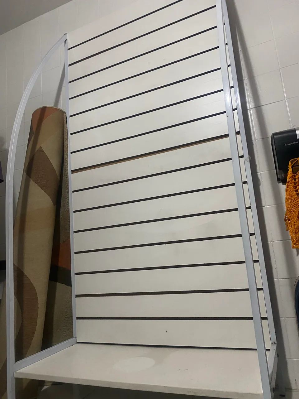 Expositor de Loja Painel Canaletado Branco com Base
