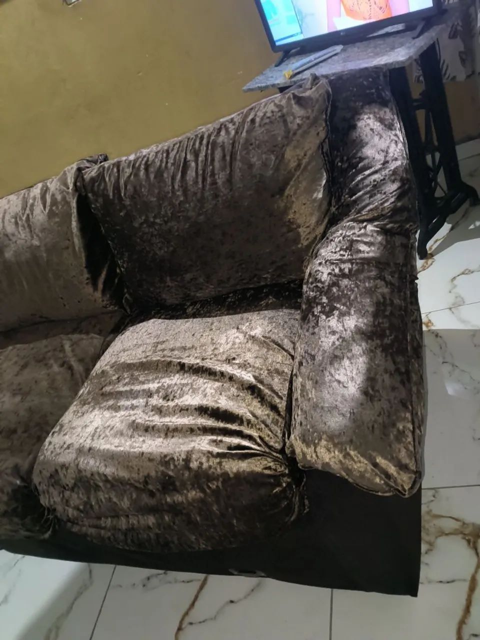VENDO SOFÁ SEME NOVO, EM VELUDO  - Foto 3