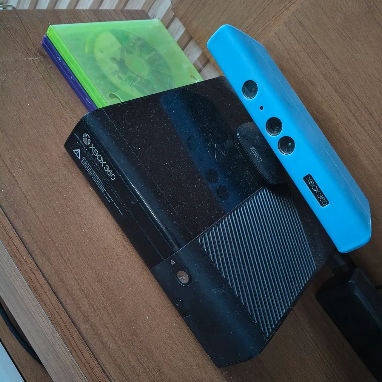 Xbox + Kinect sem controle remoto. Único dono, usado mais em perfeito estado. Bloqueado. 