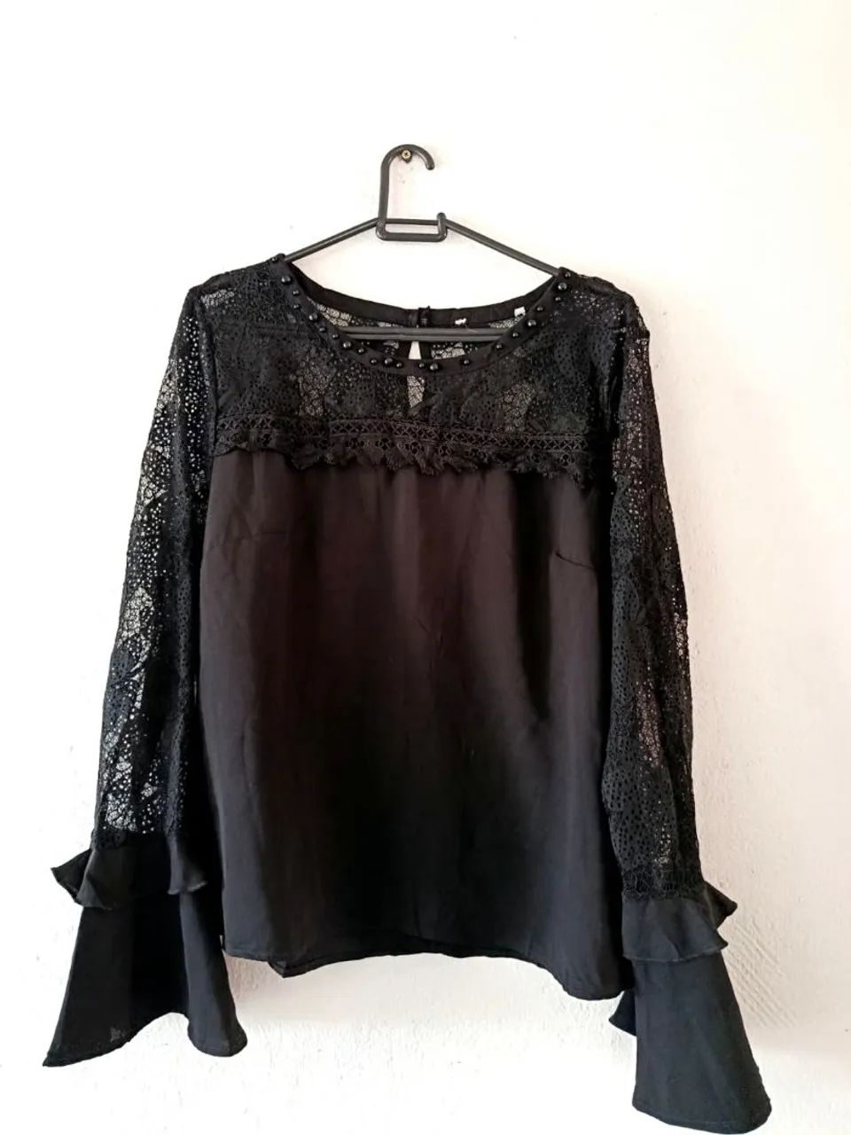 Blusa social preta com manga e renda 