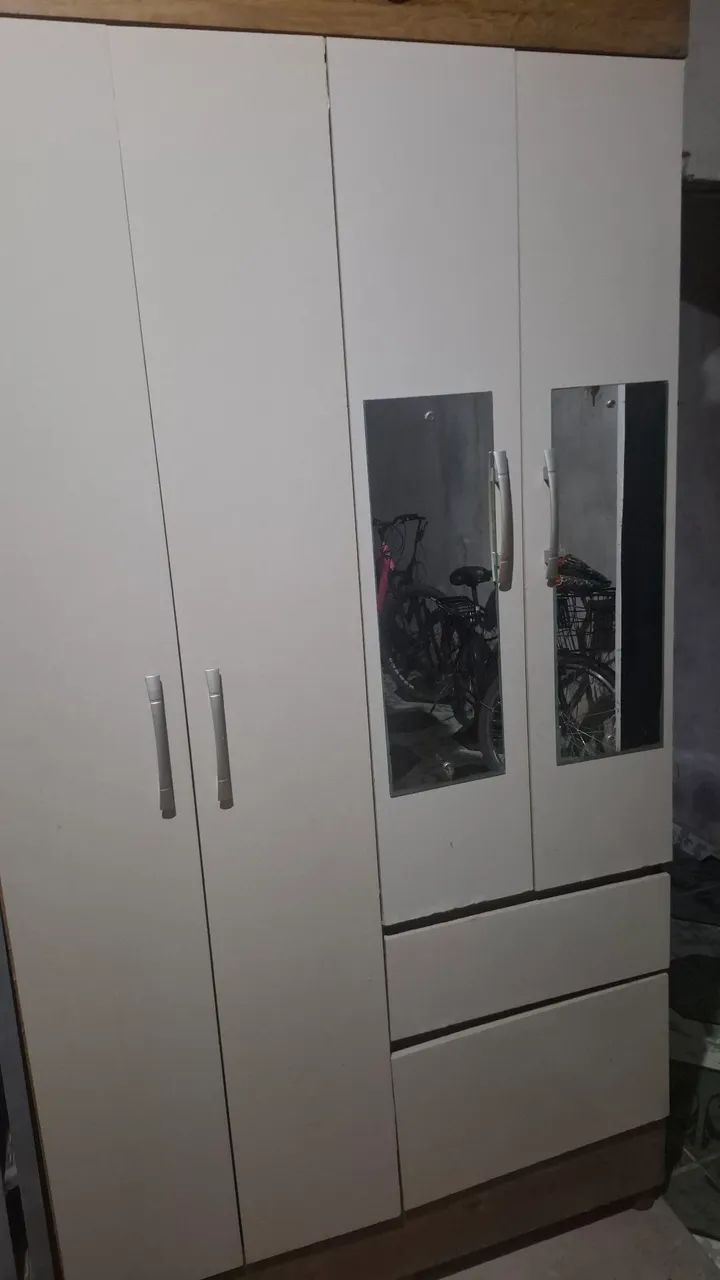 VENDO GUARDA ROUPA DE 4 POSTAS PRA VENDE LOGO