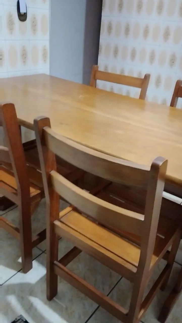 Vendo mesa de madeira com 4 cadeiras - Foto 3