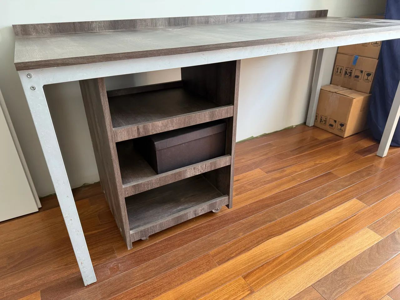 Mesa e nicho com rodinha em MDF