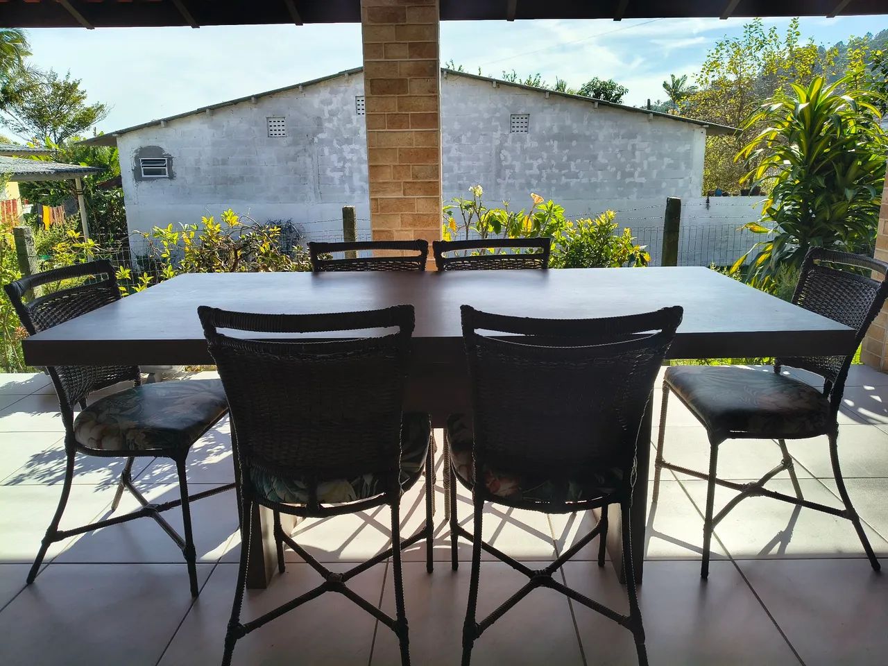 Mesa com jogo de cadeiras e um armário aparador - Foto 2