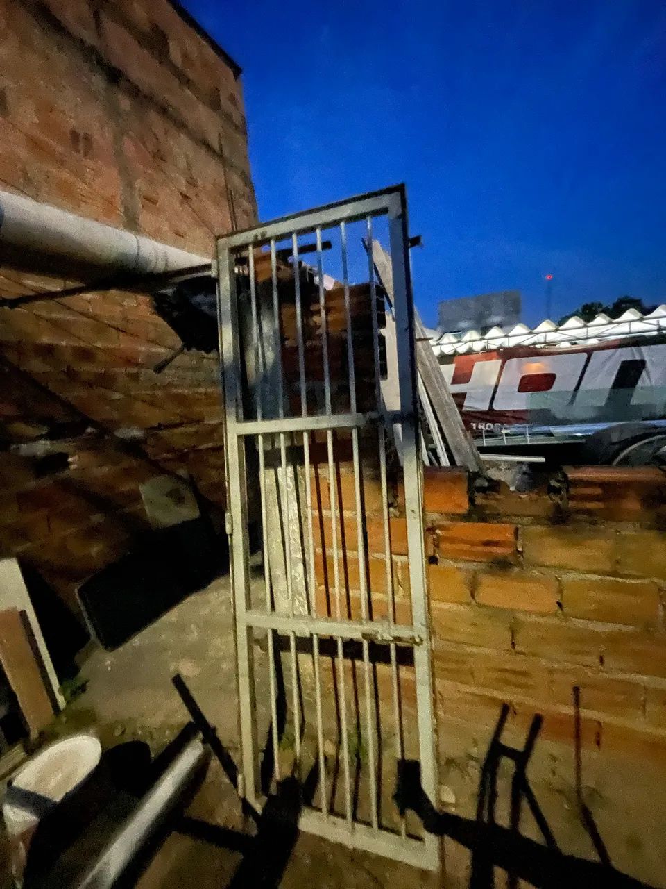 Vendo uma porta em grade 