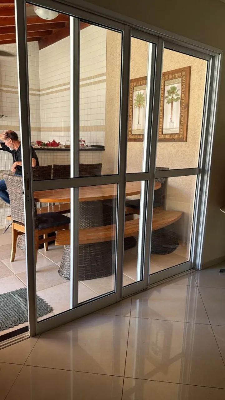 Conserto de portas de vidro, alumínio e madeira em geral 