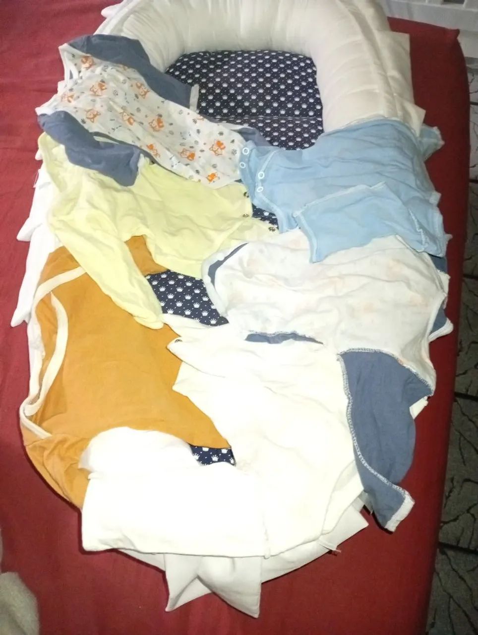 Vendo ninho redutor com roupas para recém nascido  - Foto 2