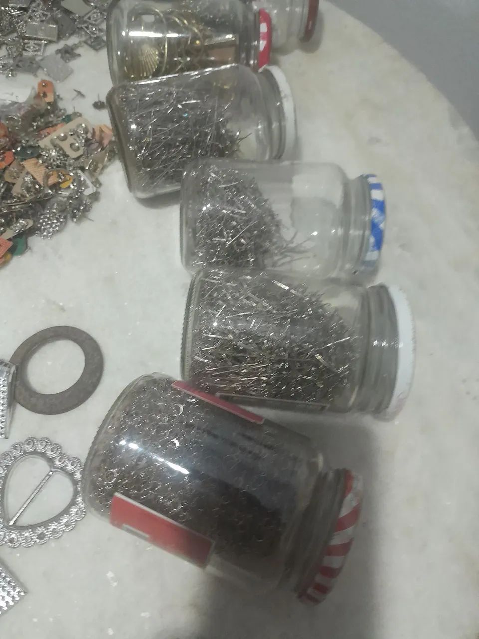 Peças de bijuterias pingentes dourado e prateado - Foto 5