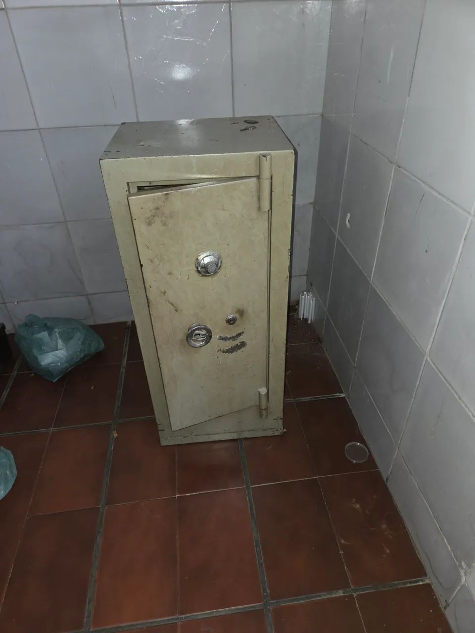 Venda de um sofá e um cofre 
