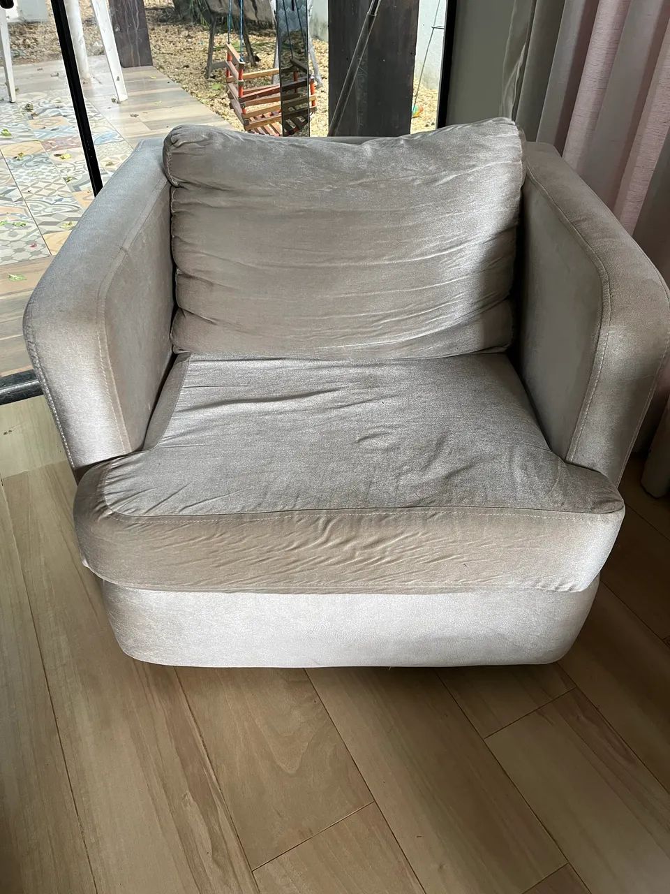 Poltrona Confortável em Suede/Veludo Bege - Excelente Estado - Foto 2