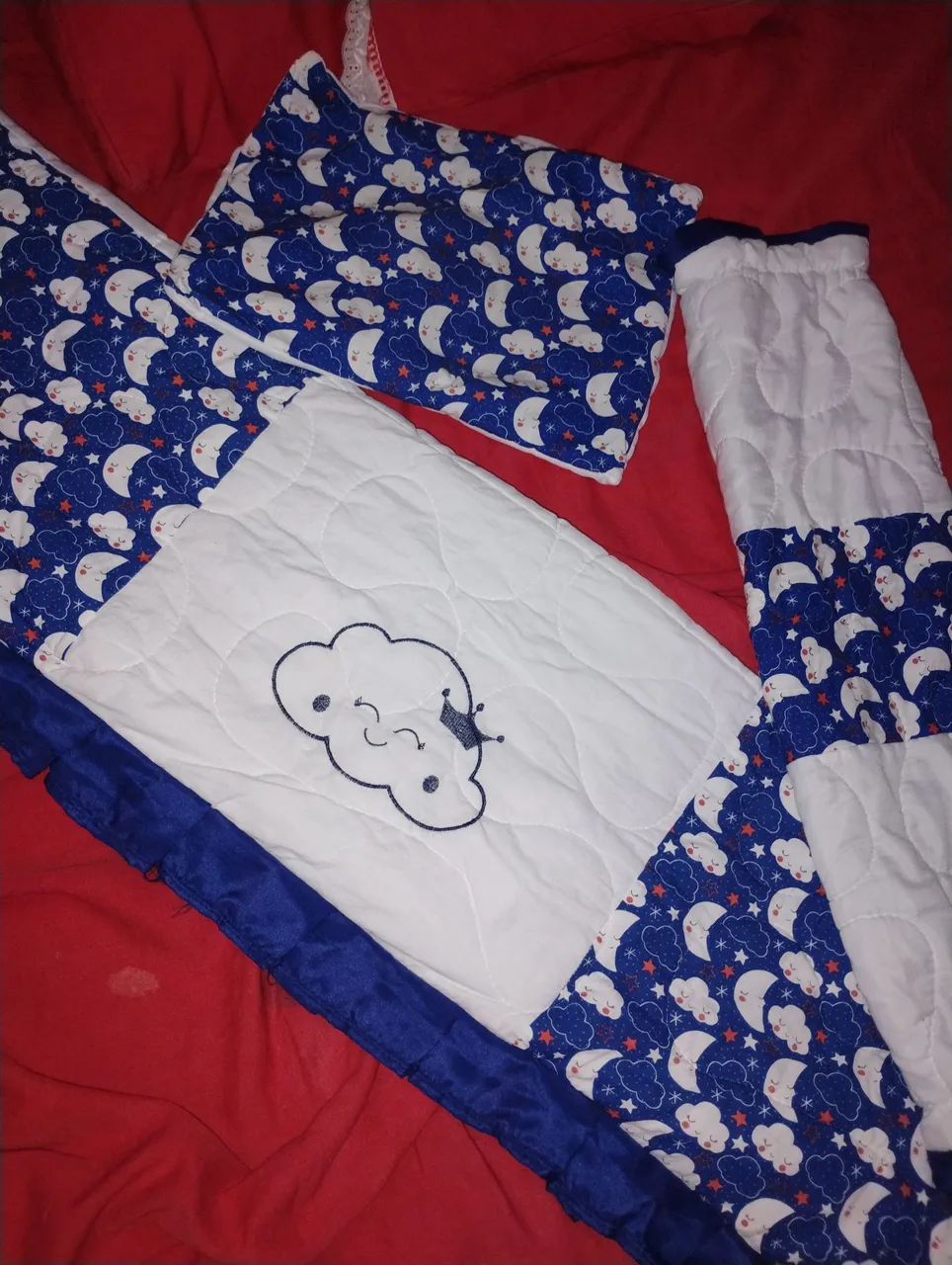 Enxoval masculino com 7 peças e acompanha um vel qualquer dúvida entre em contato 