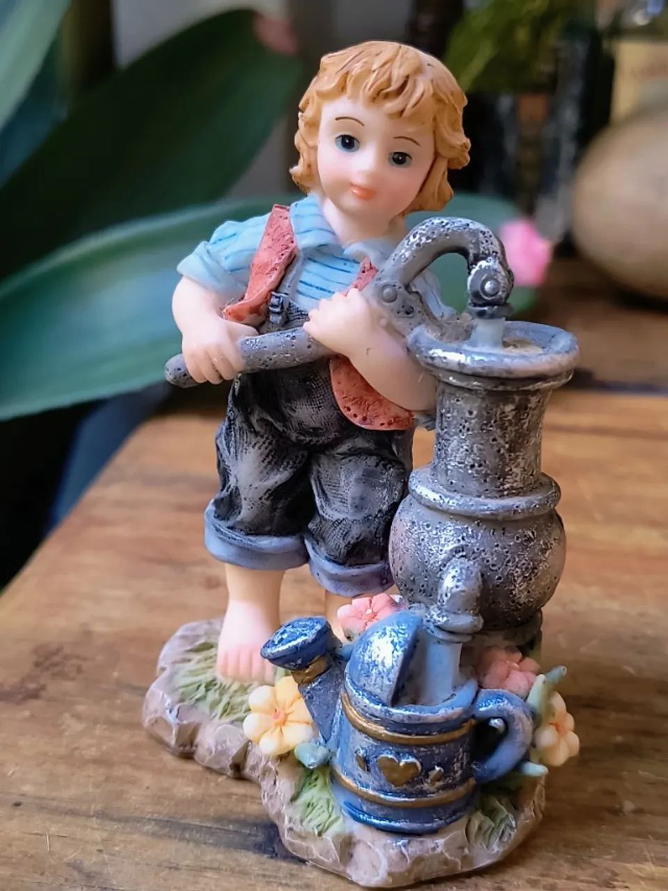 bibelô decoração em criança bombeando água no poço miniatura decoração casa colecionador - Foto 4