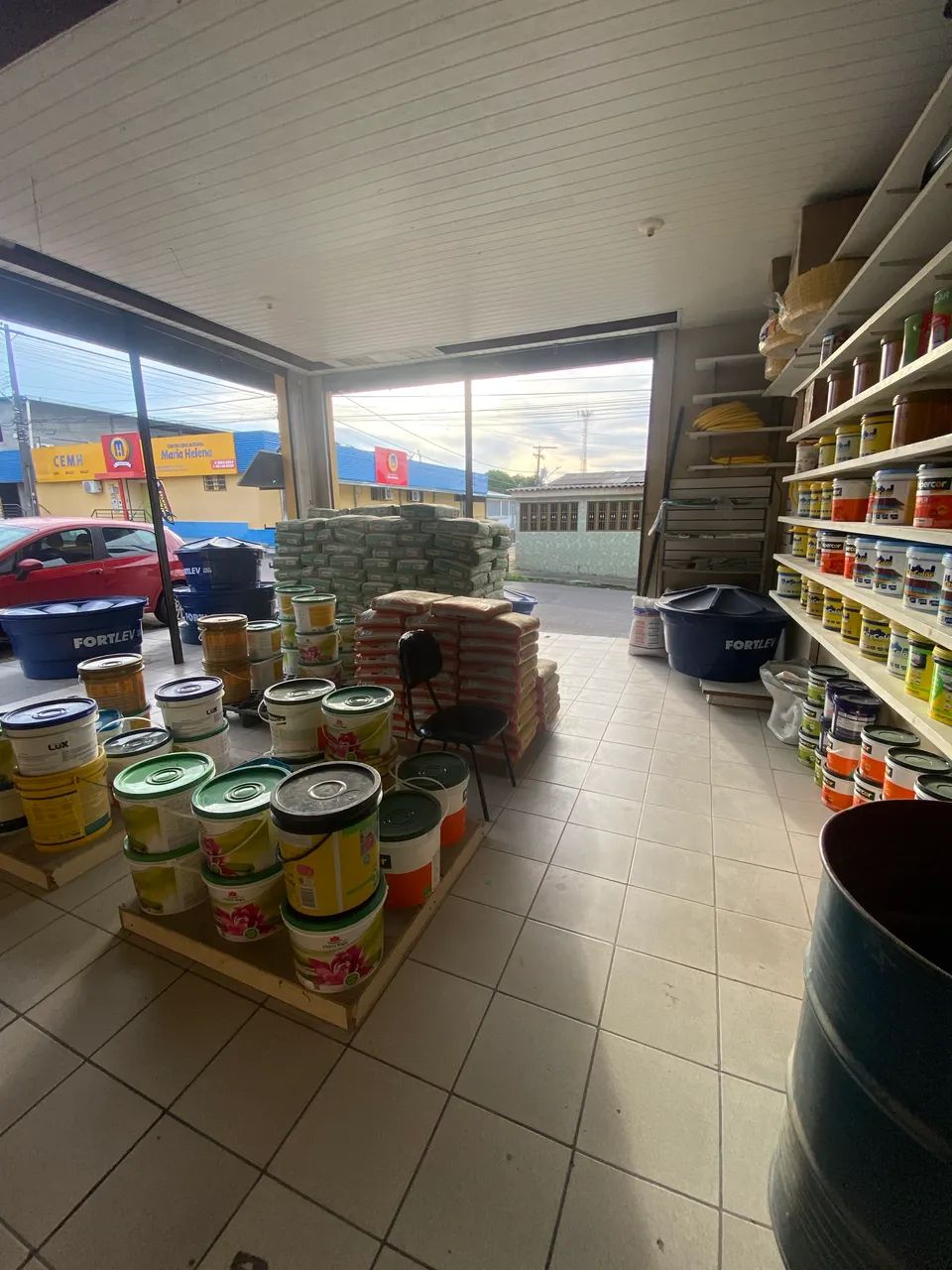 CASA COM MATERIAL DE CONSTRUÇÃO E 2 APTO - Foto 3