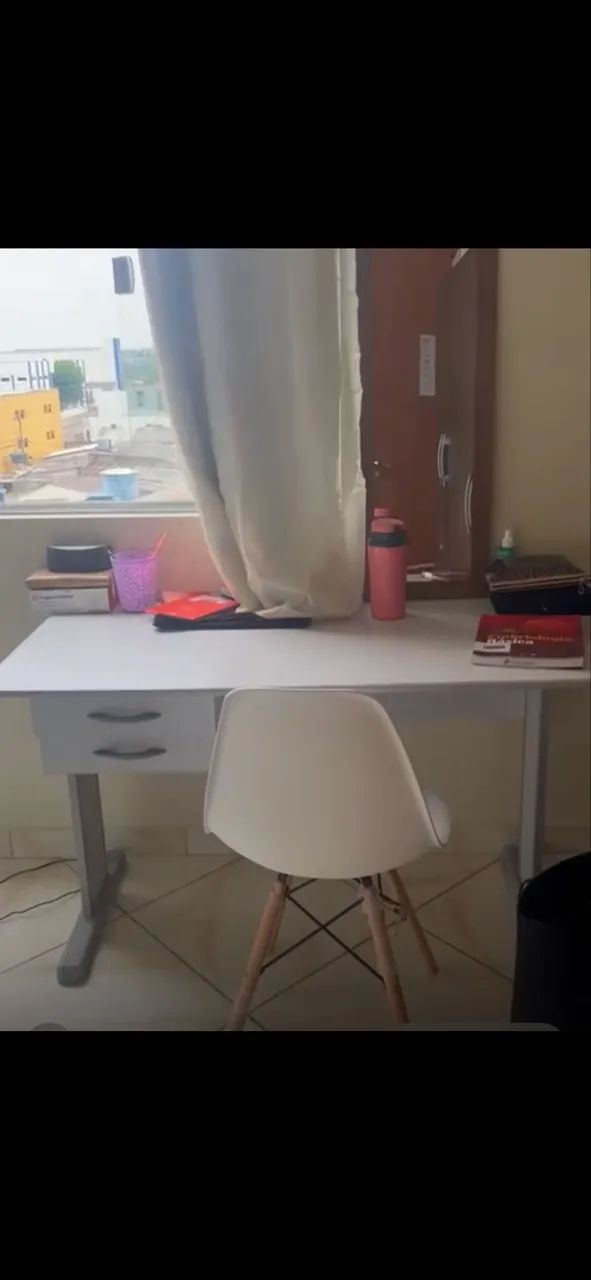 Escrivaninha com cadeira