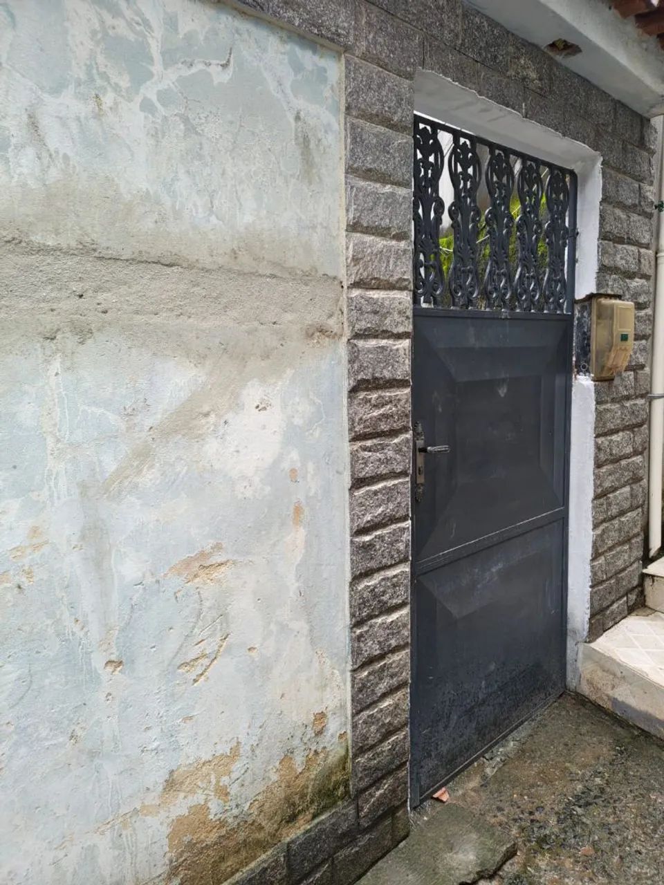 Aluga-se casa para casal.