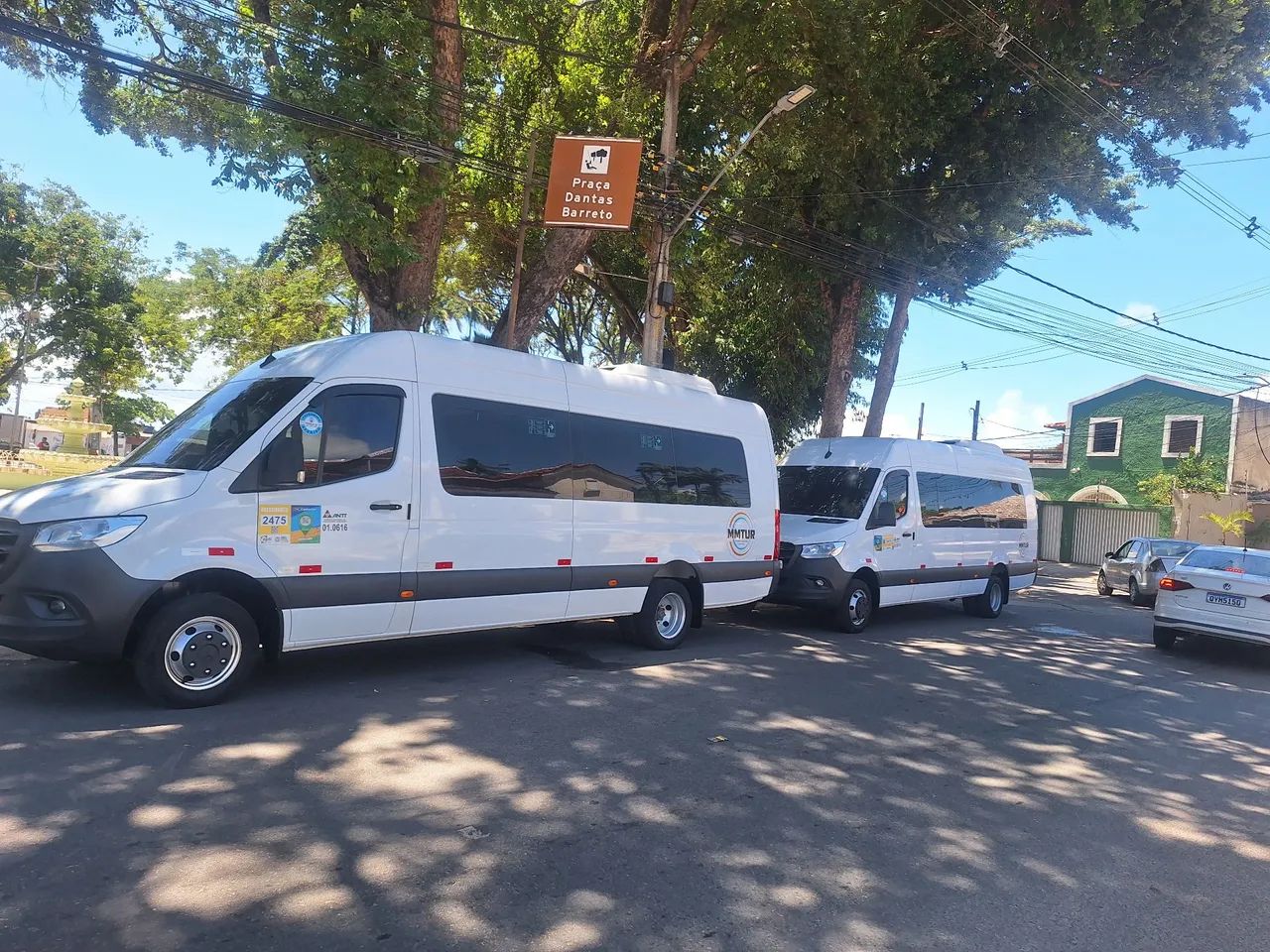 Serviço de aluguel de van comporta 20 passageiros 