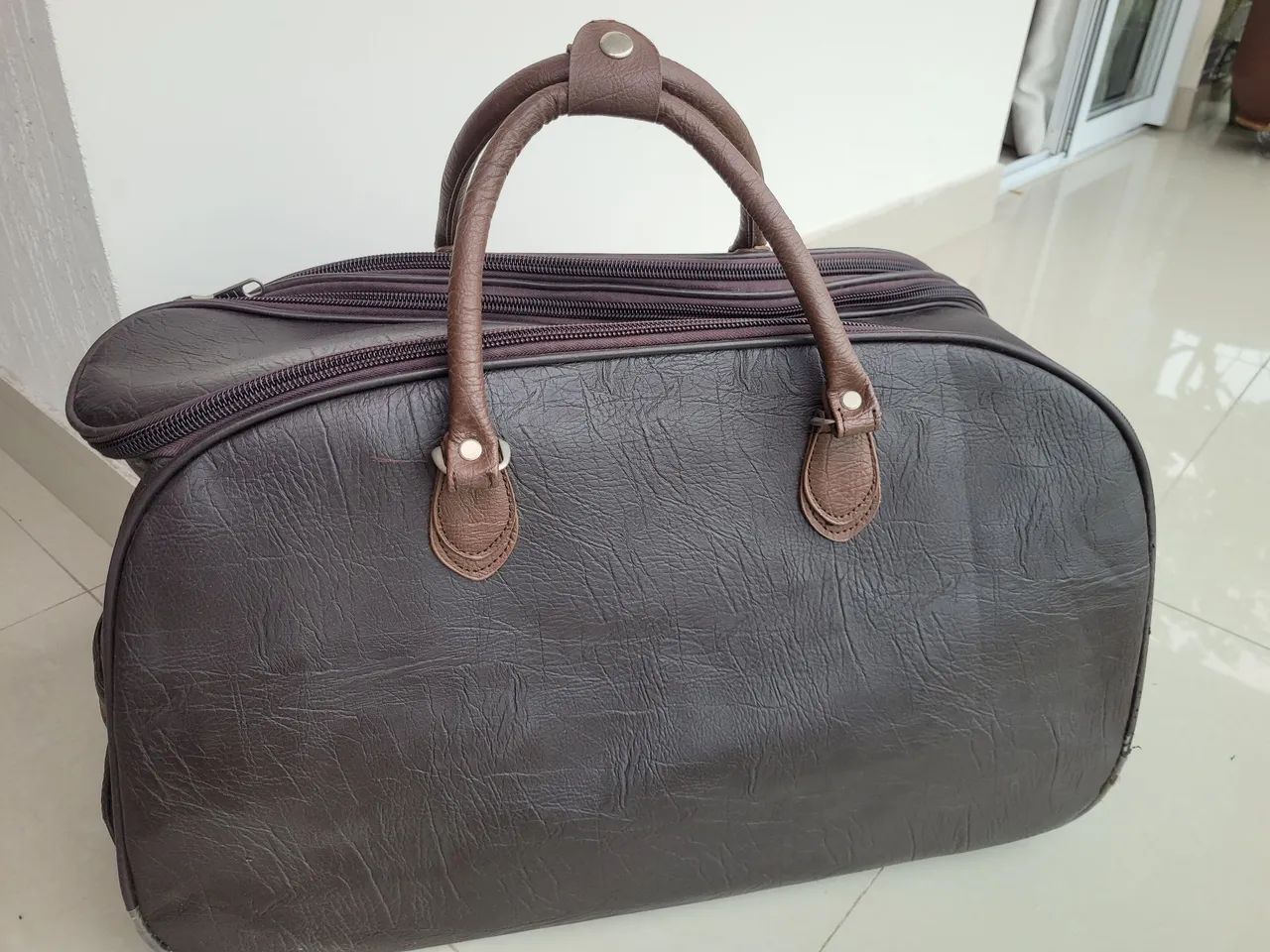 Bolsa de viagem em couro com rodízios  - Foto 3