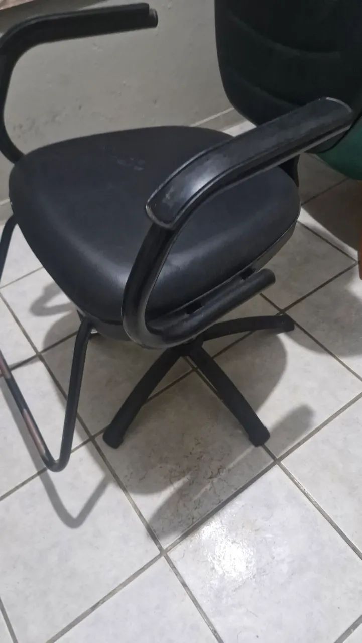 Vendo cadeira de barbeiro  - Foto 2