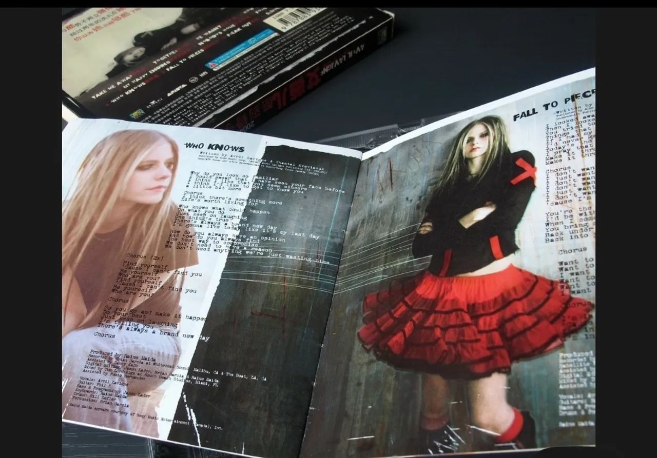 CD AVRIL LAVIGNE LACRADO UNDER MY SKIN CHINES - CDs, DVDs etc