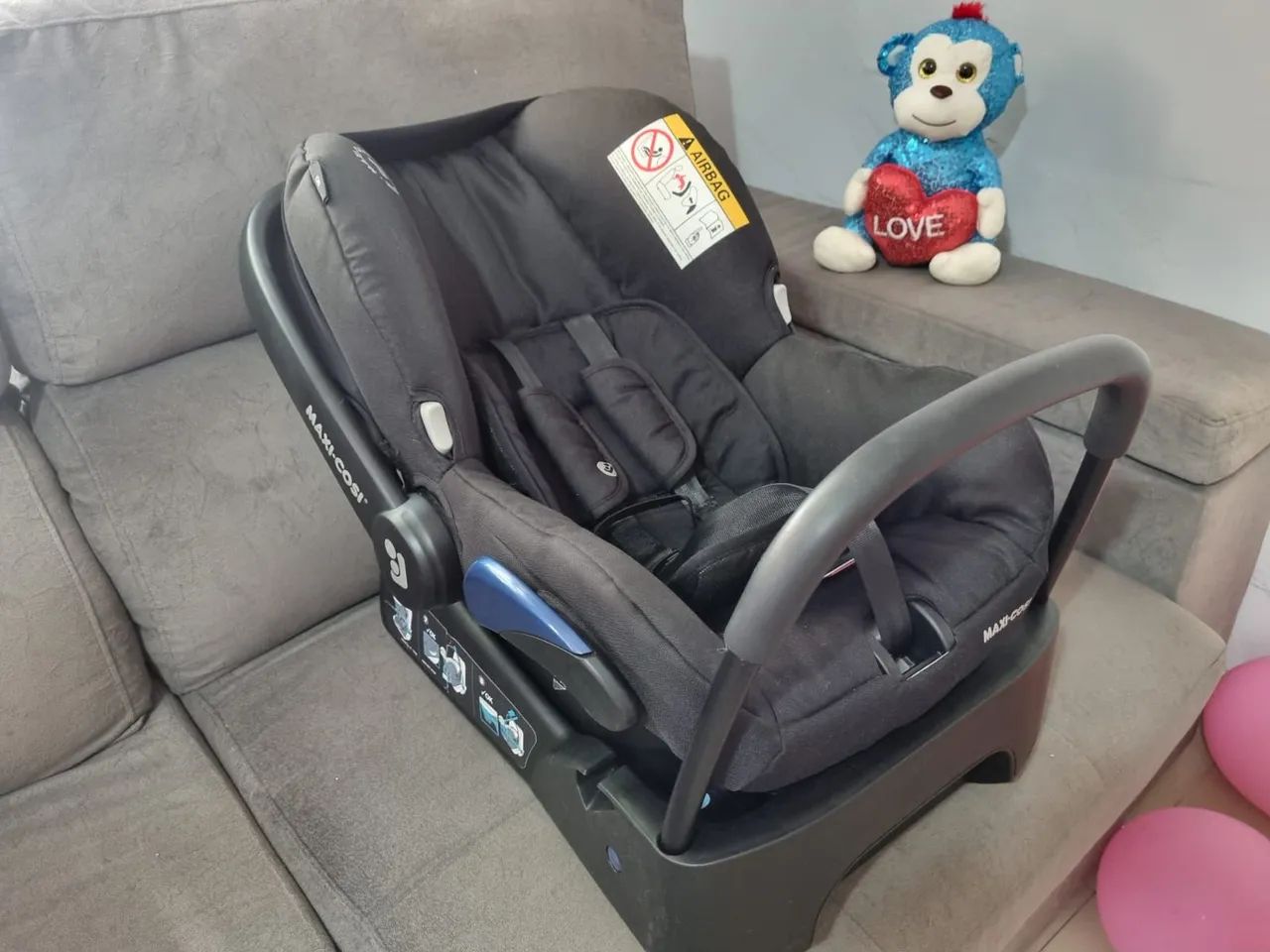 Bebe Conforto Maxi Cosi com base de cinto.