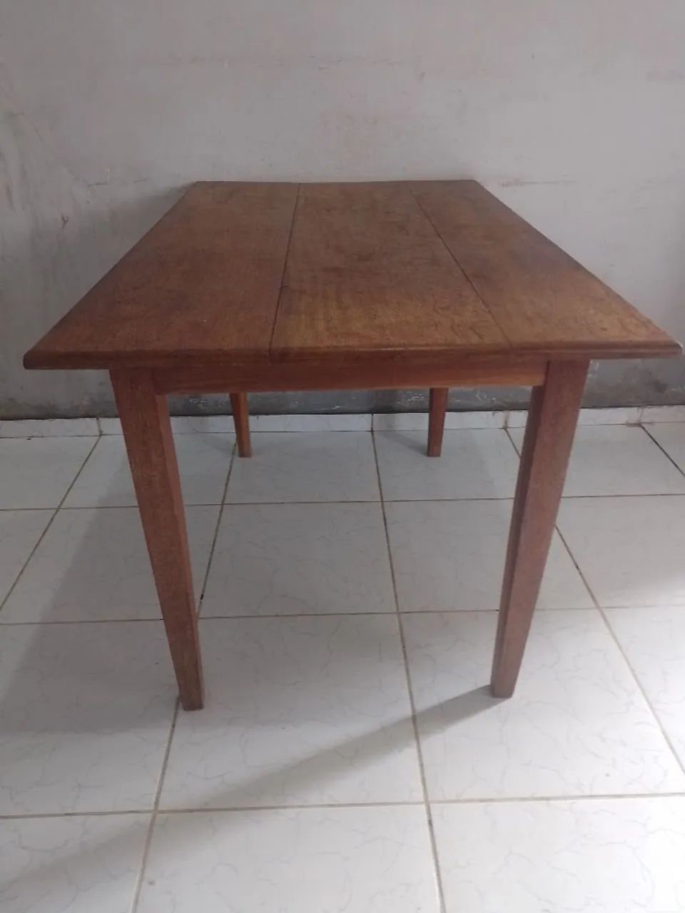 Mesa e com 3 cadeiras 
