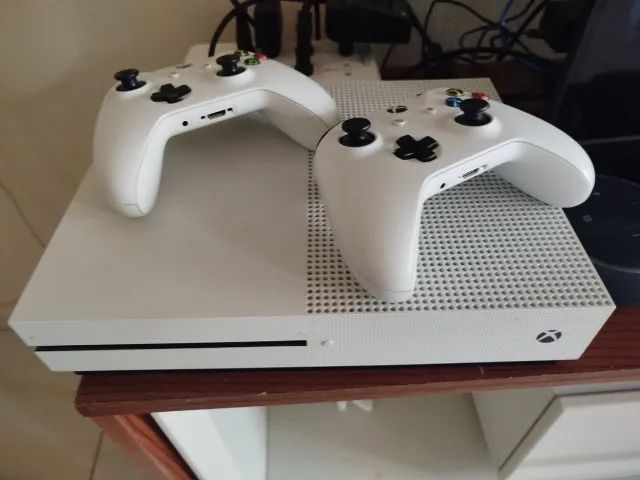 Xbox one S conservado, com dois controles.  - Foto 5