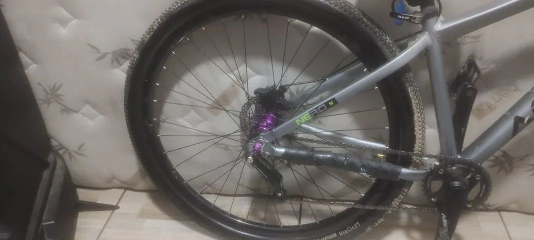 Vendo pneu Levorin eruption e aros VMAX vendo o par ou separado 