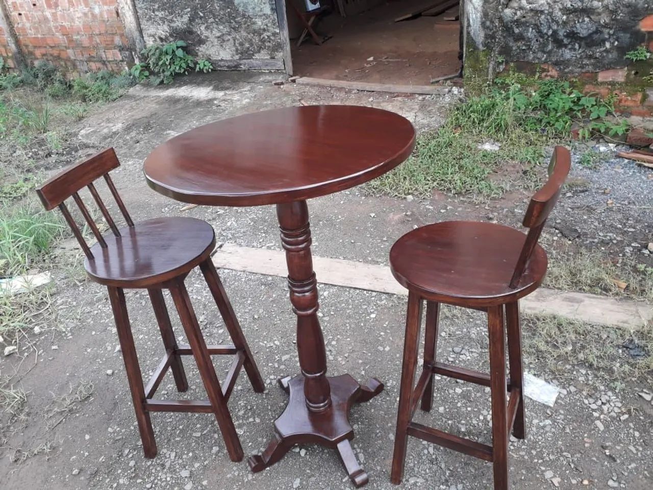 Conjunto de mesa bistrô com base torneada e 2 bancos altos de madeira 