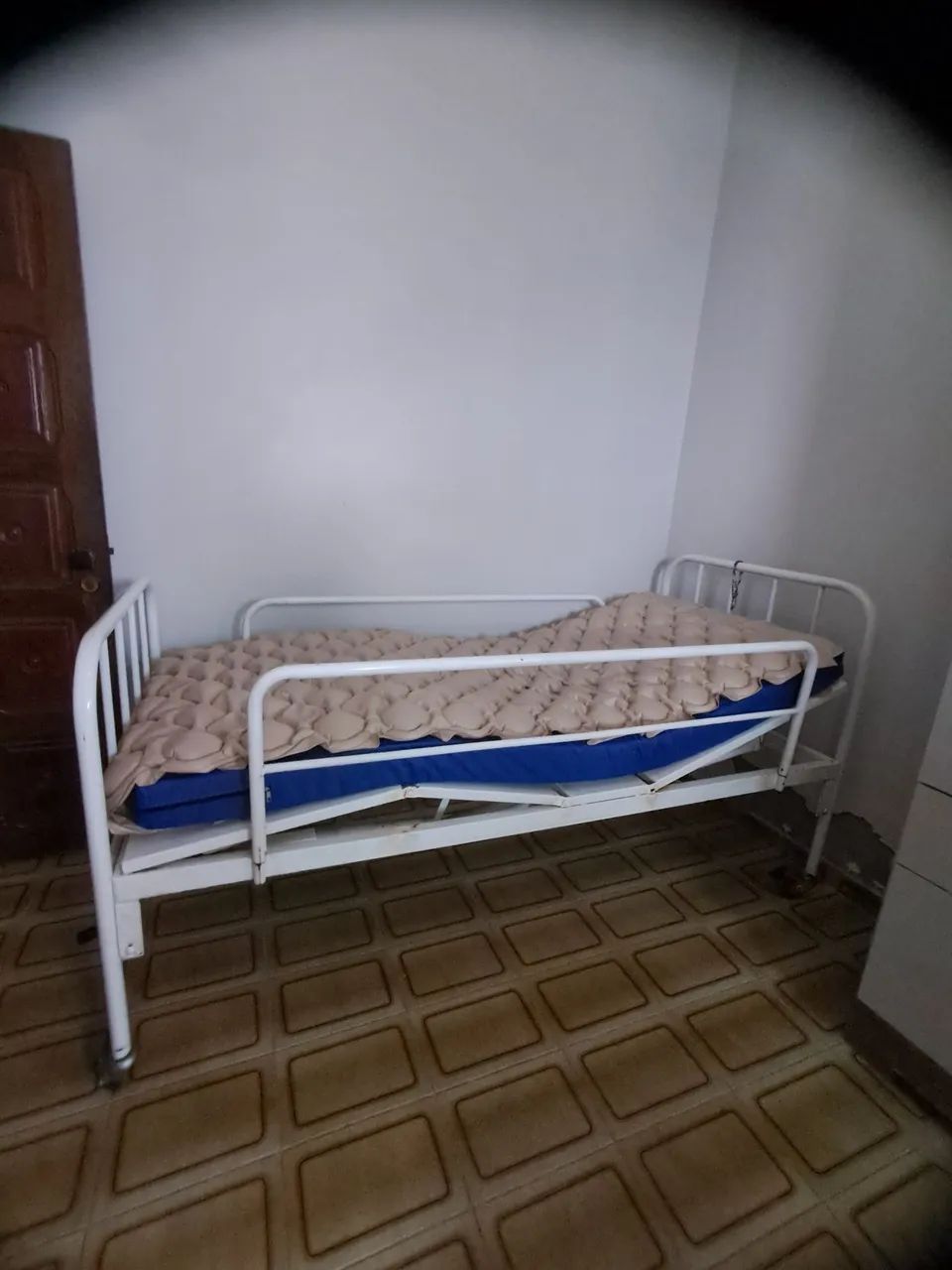 Cama hospitalar com os 02 colchões. 