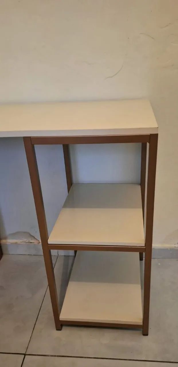 Mesa em L tipo industrial com prateleiras - Foto 2