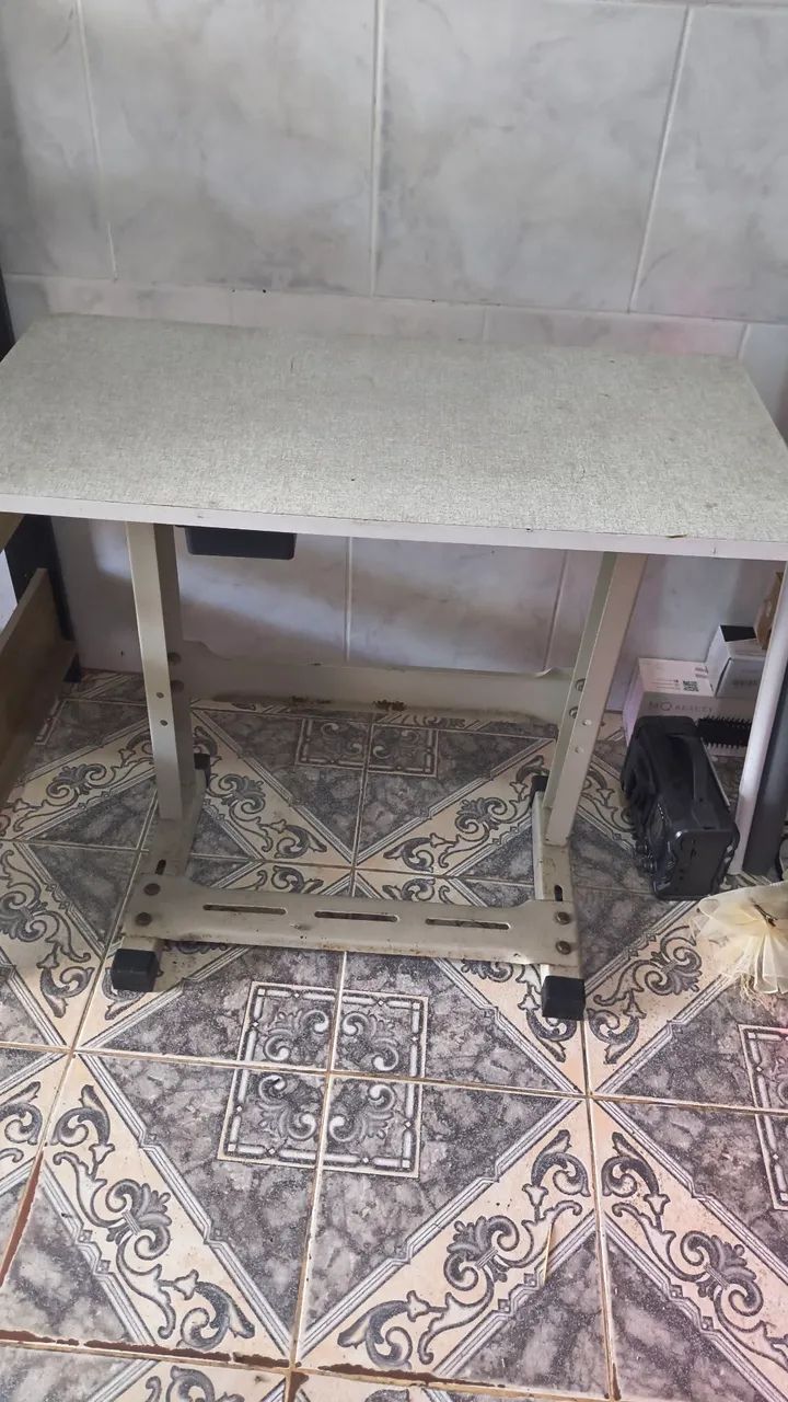 Mesa para máquina de costura