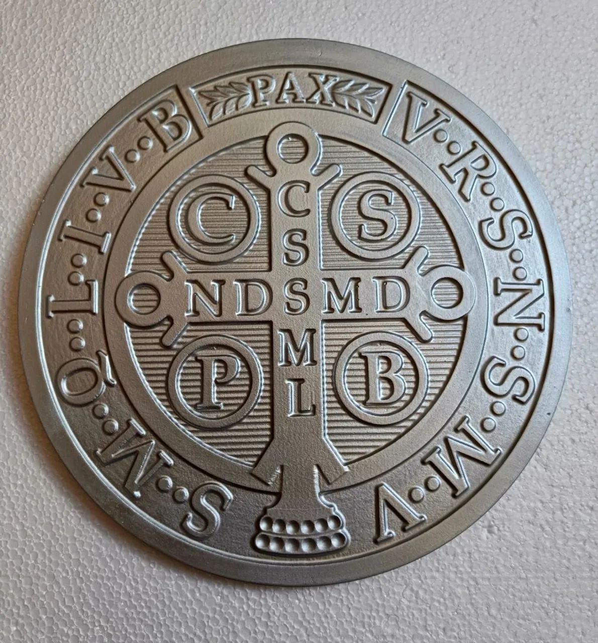Medalha de são bento de gesso decorativo  - Foto 4