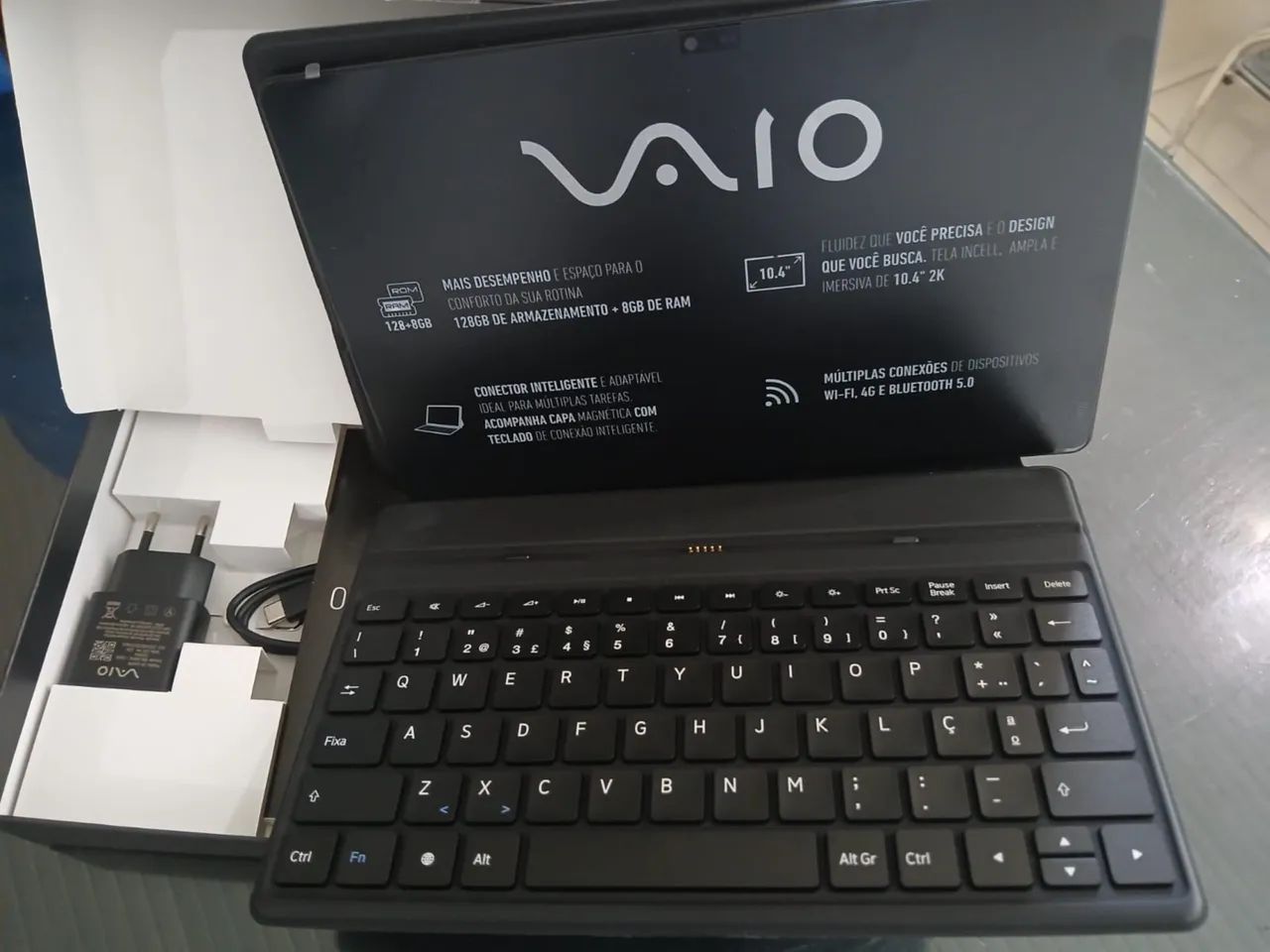 Tablete com teclado na caixa