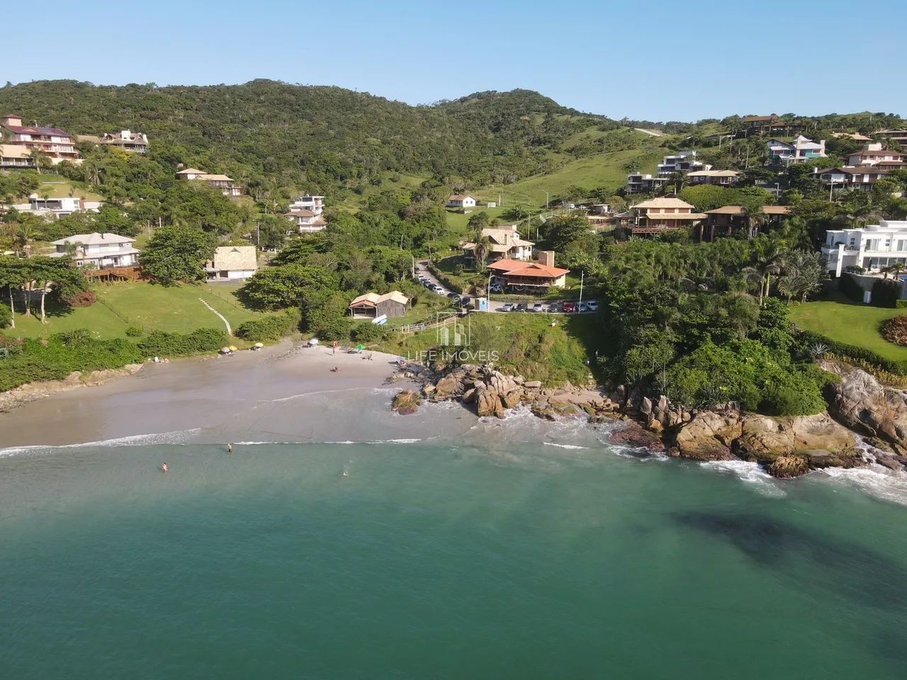 Casa beira-mar à venda em Garopaba/SC na Praia da Vigia com 3 quartos e 2 kitnets
