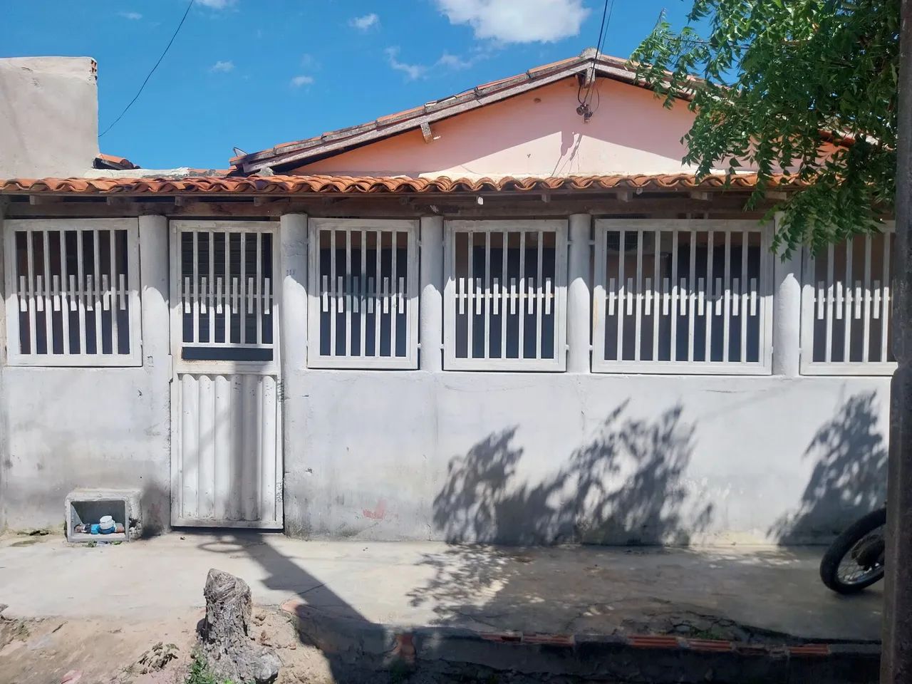 Casa a venda.  *