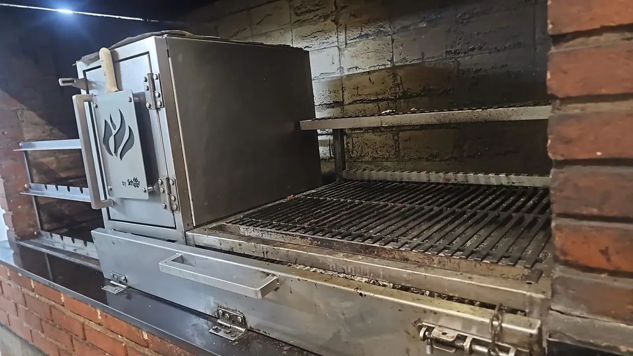 Churrasqueira com Fire box barra chata em inox