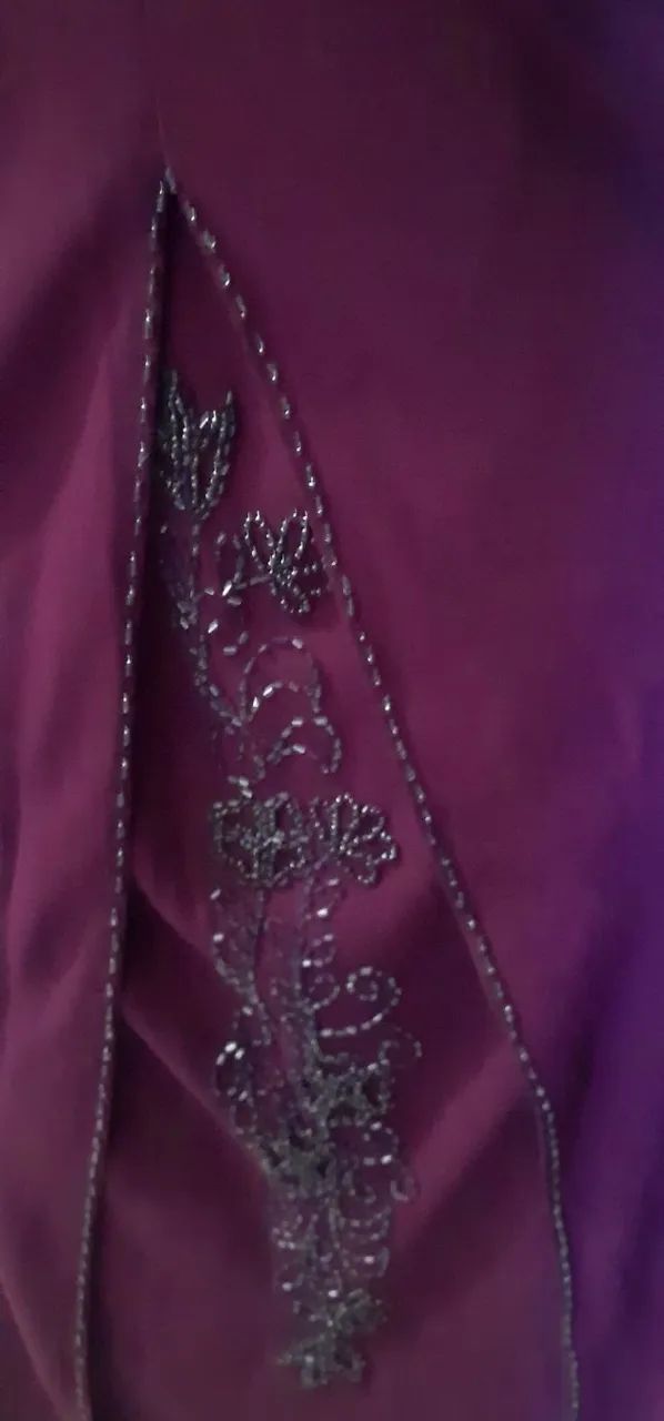 Exuberante Vestido longo para festas e eventos, com cachecol, fenda e apliques. - Foto 3