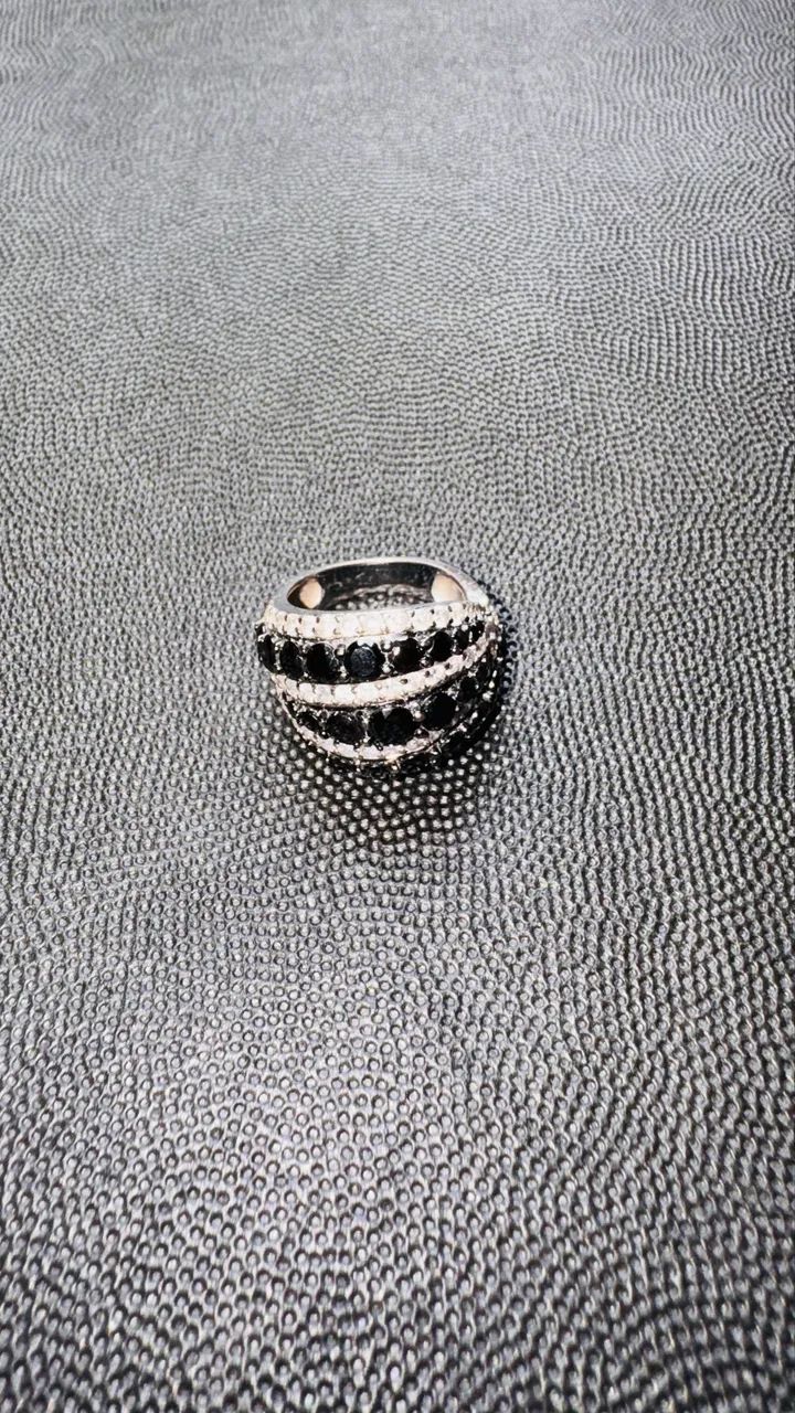 Anel de prata com Zirconias. 