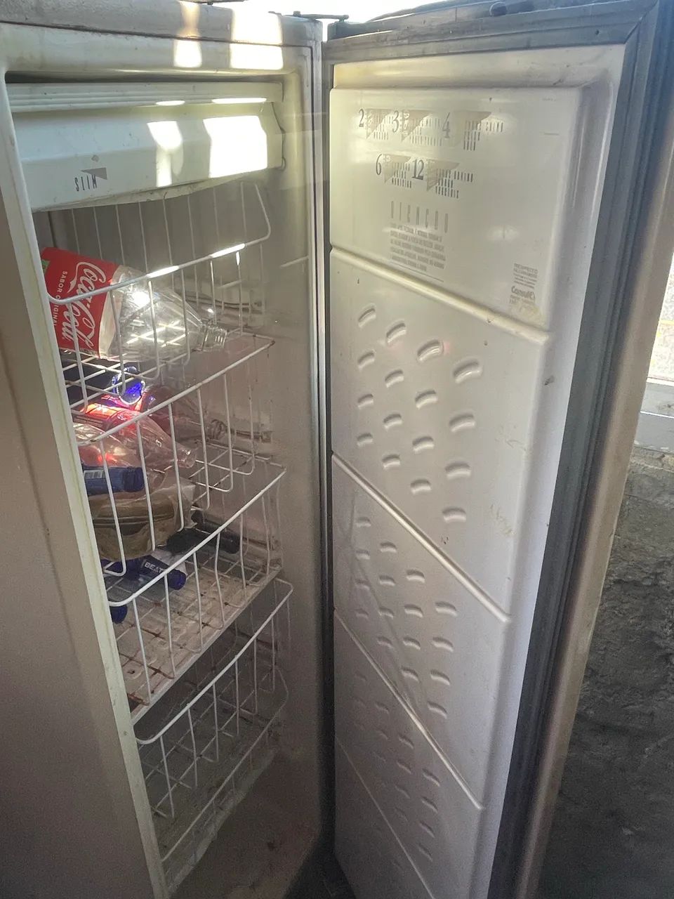 Vende-se uma cama box, um mini guarda roupa solteiro e um freezer usado  - Foto 4